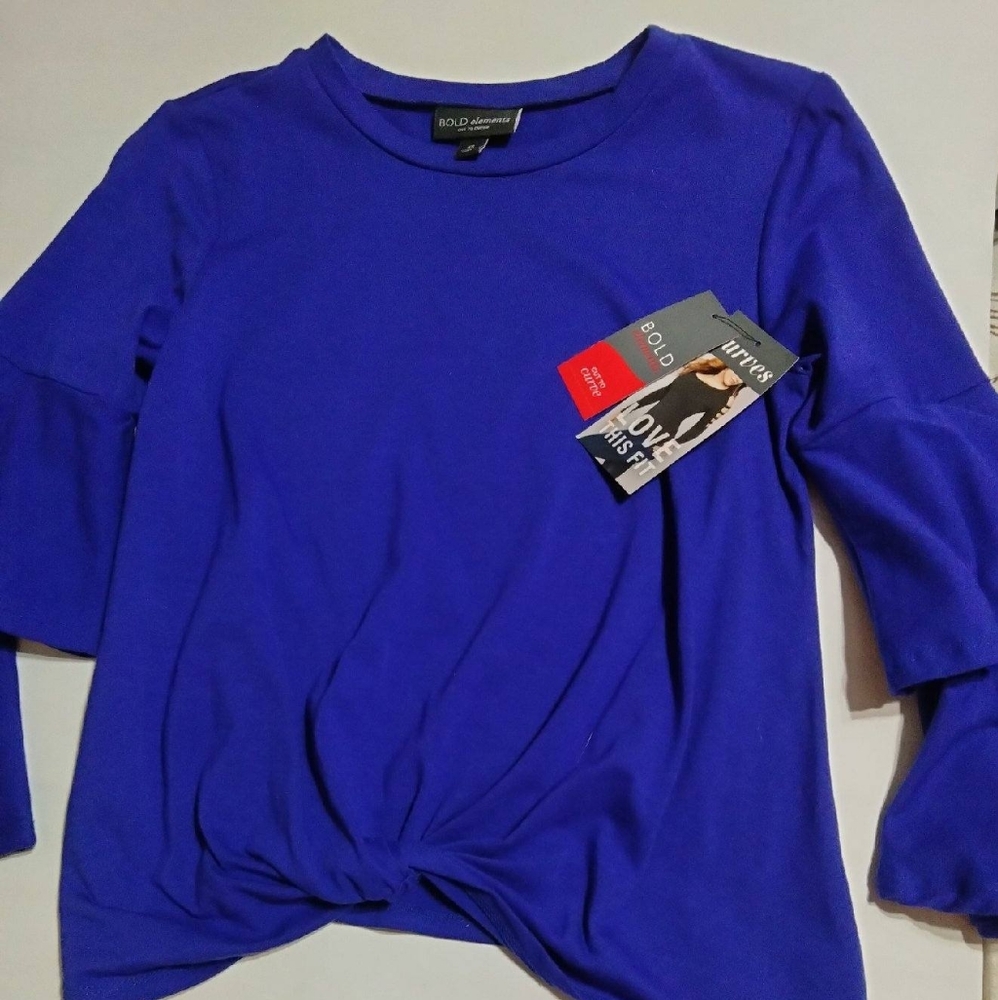 Flared 3/4 sleeve BOLD Elements shirt, size small